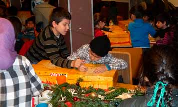 Kinder beim Auspacken von Weihnachtsgeschenken